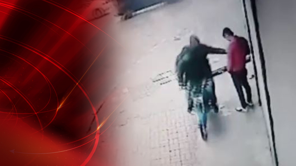 Neye uğradığını şaşırdı... Elindeki telefonu kapkaç yaptılar!