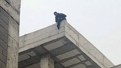 İntihar için inşaata çıktı... Eşini ikna edemeyince polis fotoğraf çekip...