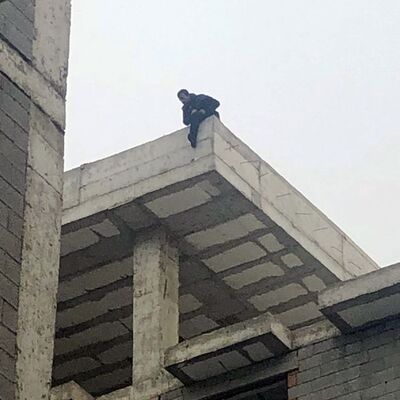 İntihar için inşaata çıktı... Eşini ikna edemeyince polis fotoğraf çekip...