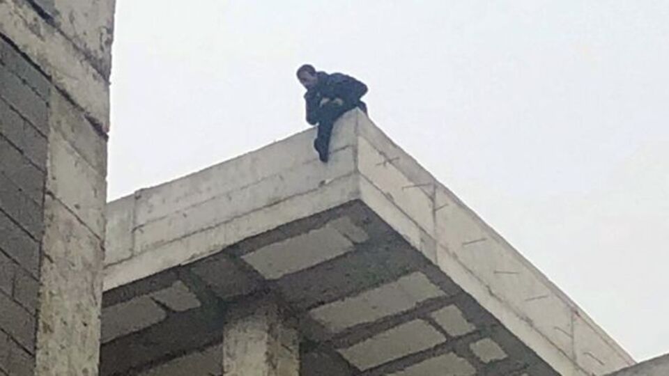 İntihar için inşaata çıktı... Eşini ikna edemeyince polis fotoğraf çekip...