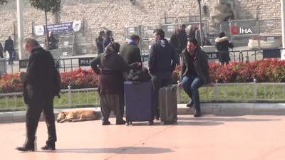 Yer: Taksim Meydanı... Önce 'iş elbiselerini' giydi sonra mesai başladı