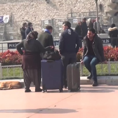 Yer: Taksim Meydanı... Önce 'iş elbiselerini' giydi sonra mesai başladı