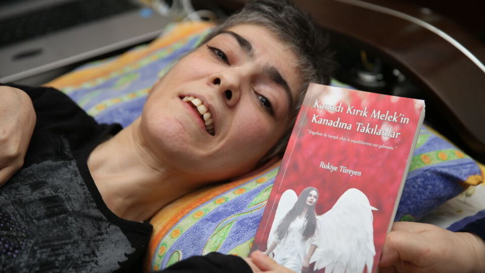 Hayali gerçek oldu! Tek parmağıyla yazdığı kitapla annesine ev aldı