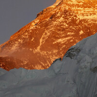 Nepal'de bakanı taşıyan helikopter düştü!