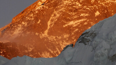 Nepal'de bakanı taşıyan helikopter düştü!