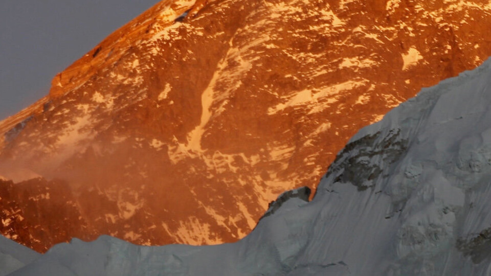 Nepal'de bakanı taşıyan helikopter düştü!