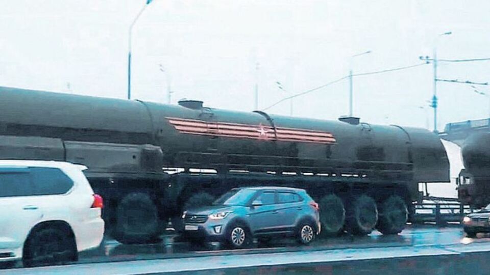 Rus füzesi trafiğe takıldı