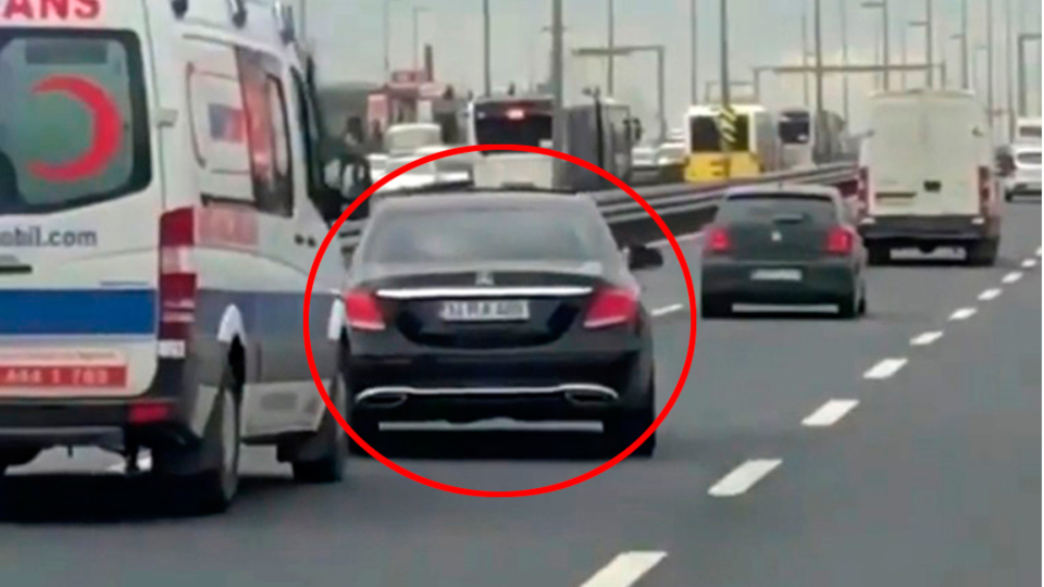 Ambulansa yol vermemek için yaptıkları bu kadarına da pes dedirtti