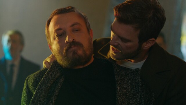 Adalı, Veli'ye kelepçeyi takıyor!