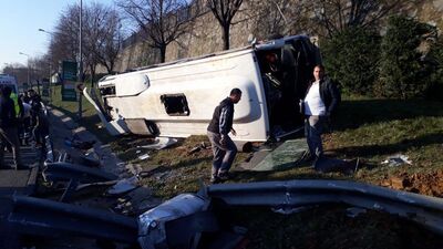 Bayrampaşa'da servis midibüsü devrildi