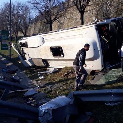 Bayrampaşa'da servis midibüsü devrildi