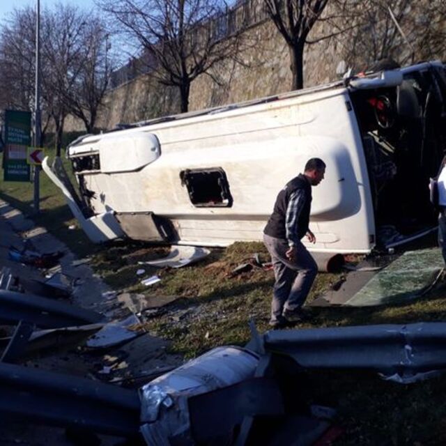 Bayrampaşa'da servis midibüsü devrildi