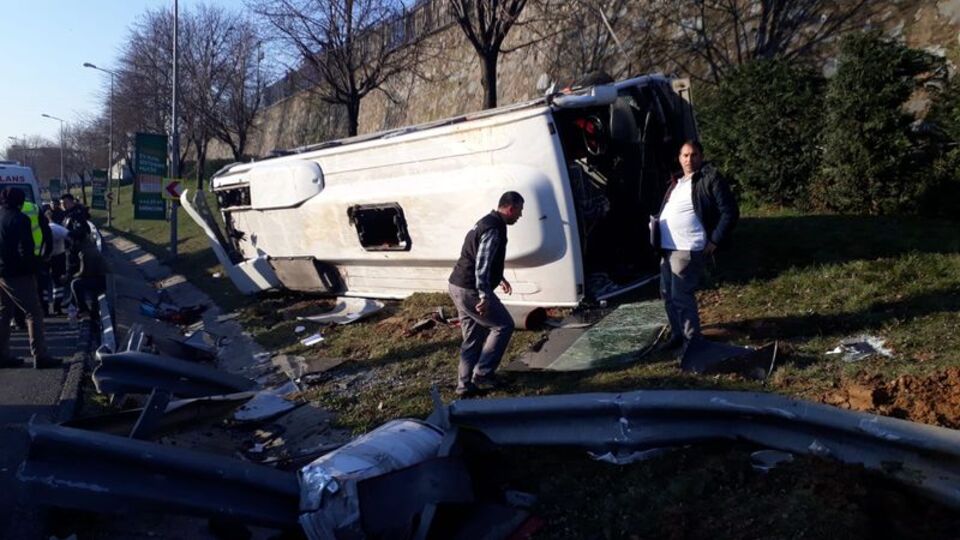 Bayrampaşa'da servis midibüsü devrildi
