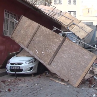 İskelesi çöktü, faciadan dönüldü