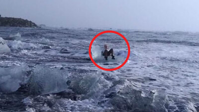 Buzun üzerinde poz vermek istemişti! Dalgalar alıp götürdü