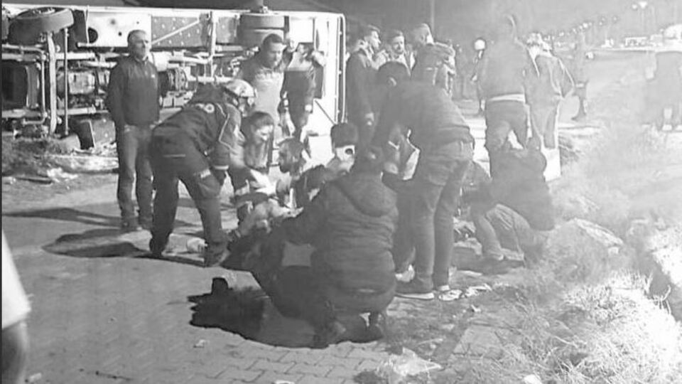 Otomobil, taraftar otobüsüne çarptı! Ölüler ve yaralılar var!