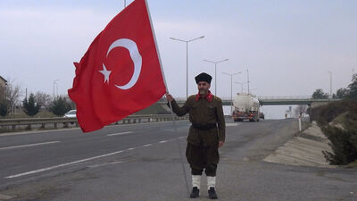 Tek başına Çanakkale'ye yürüyor