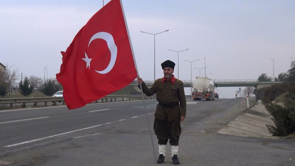 Tek başına Çanakkale'ye yürüyor