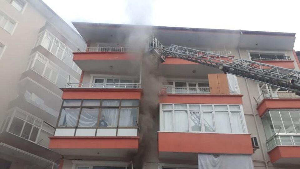 Korkutan yangın! Mahalleli sokağa döküldü