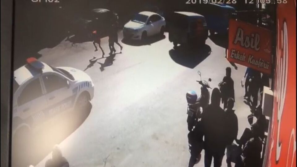 Ehliyetsiz sürücü, polisin önünde yaya geçidinde öğrencilere çarptı!