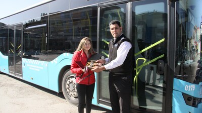 Yeni evli genç kadın halk otobüsünden indiğinde hayatının şokunu yaşadı