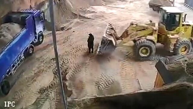 Dalgın operatör kadını 'kepçeledi'!