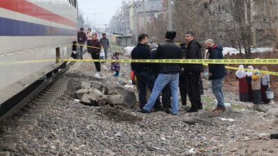 Faciaya kıl payı! Ray üzerinde müzik dinliyordu...