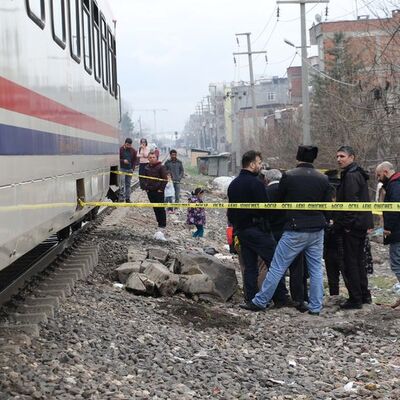 Faciaya kıl payı! Ray üzerinde müzik dinliyordu...