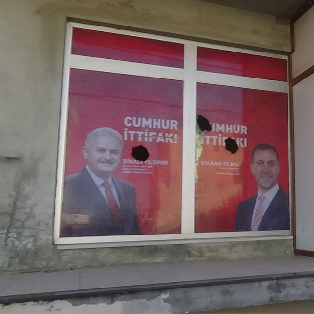 Cumhur İttifakı'nın seçim bürosuna taşlı saldırı