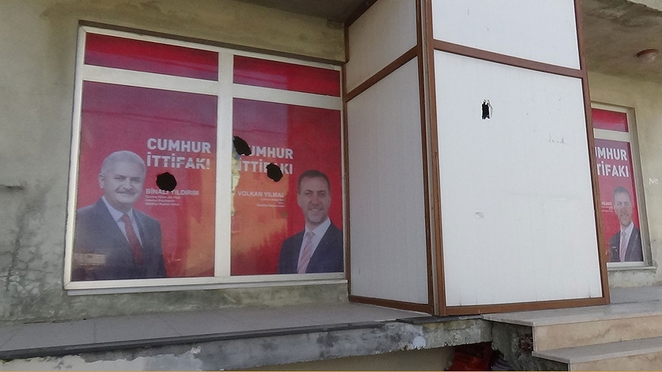 Cumhur İttifakı'nın seçim bürosuna taşlı saldırı