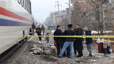 Raylarda kulaklıkla müzik dinliyordu! Akılalmaz kaza yaşandı!