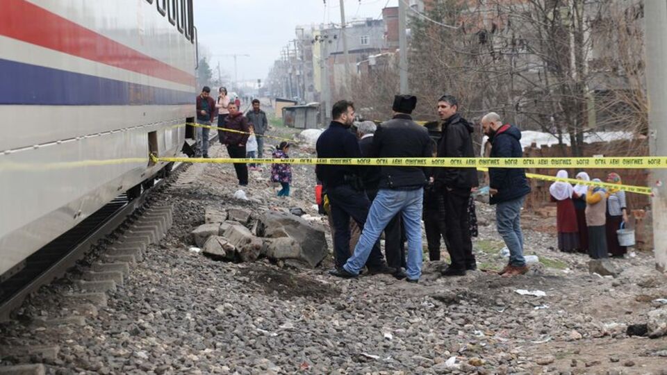 Raylarda kulaklıkla müzik dinliyordu! Akılalmaz kaza yaşandı!