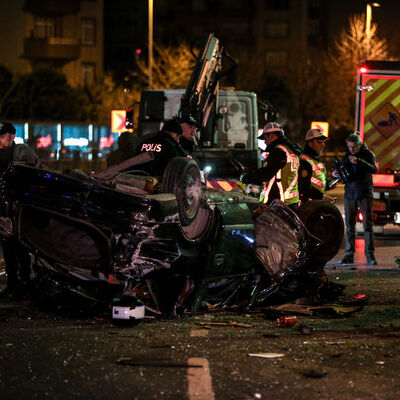 Aşırı hızlı otomobil takla attı: Yaralılar var