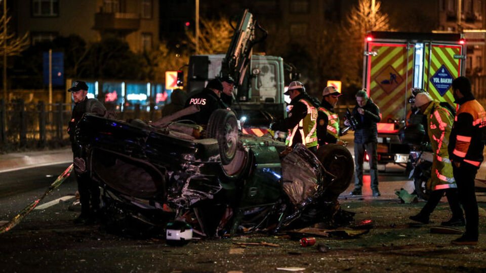 Aşırı hızlı otomobil takla attı: Yaralılar var