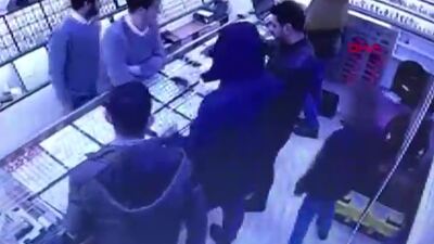 Kameraya da yansıdı! 2 kilo altını çaldı! Çocuk hırsız!