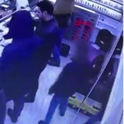 Kameraya da yansıdı! 2 kilo altını çaldı! Çocuk hırsız!