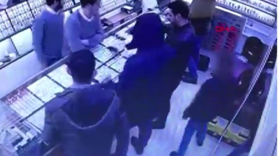 Kameraya da yansıdı! 2 kilo altını çaldı! Çocuk hırsız!