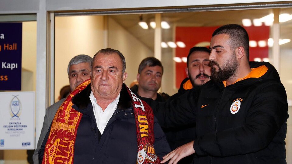 Galatasaray taraftarı takımı karşıladı