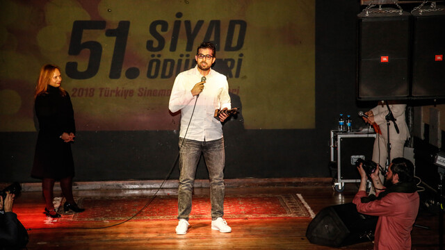 Doğu Demirkol ödül alırken de stand up yaptı