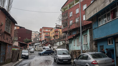 Gizemli 'hızır'! Evlerin kapısına para dolu zarf bırakıyor