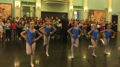 Sahnedeki performansları büyülüyor