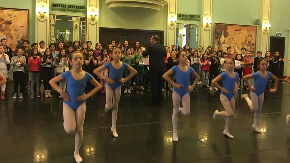 Sahnedeki performansları büyülüyor