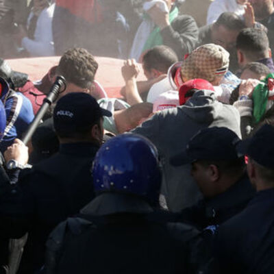 Cezayirli muhalifler Butaflika'nın adaylığına karşı ayakta