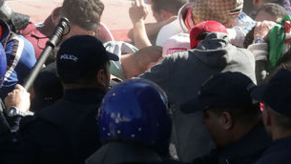 Cezayirli muhalifler Butaflika'nın adaylığına karşı ayakta