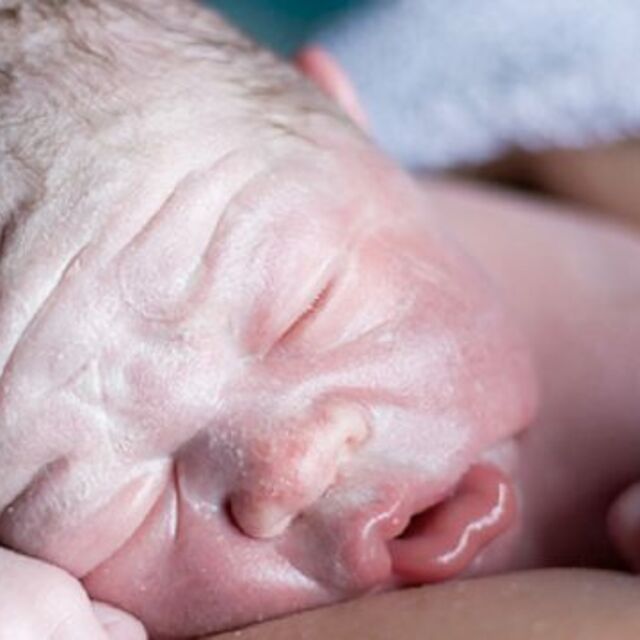 Yeni doğan bebek hemen yıkanmalı mı?