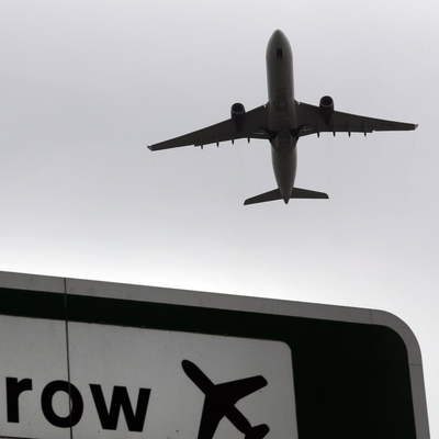 Londra'da terör alarmı: İki havaalanı ve tren garına patlayıcı yüklü paket!