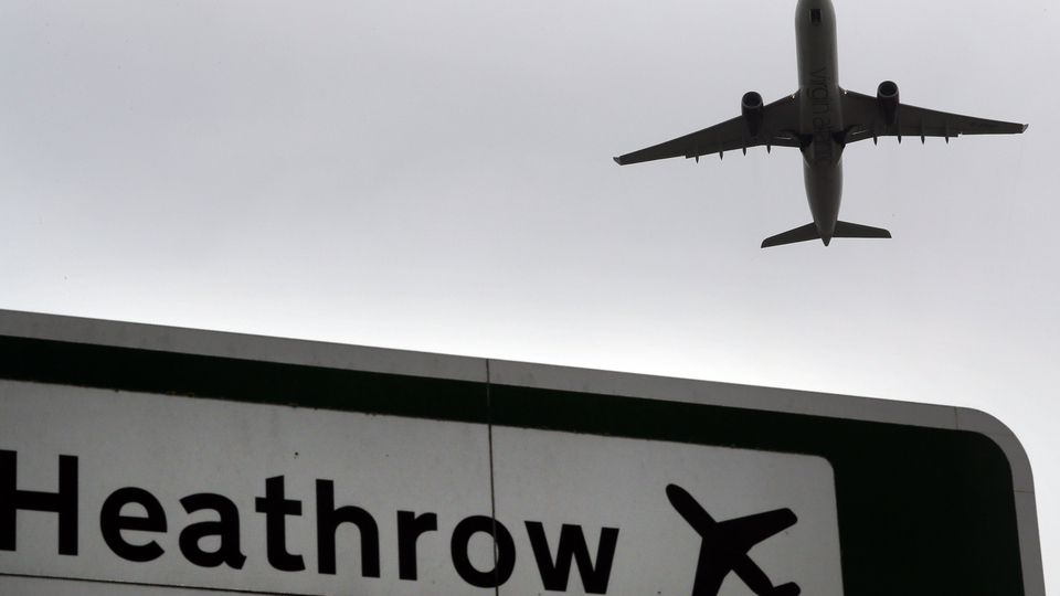 Londra'da terör alarmı: İki havaalanı ve tren garına patlayıcı yüklü paket!