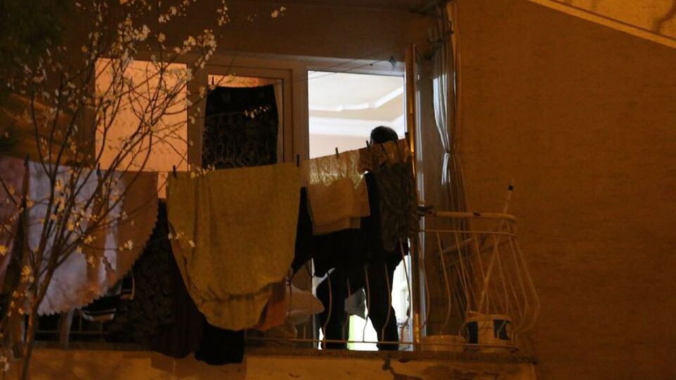 Silah sesini duyan baba ve anne çocuk odasına koştu...