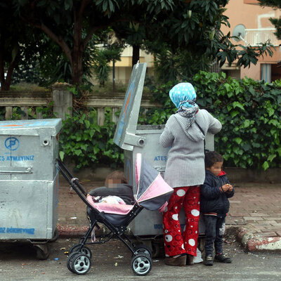 Esnafı bıktıran kadın! Para bile topladılar gerçeği öğrenince şok oldular