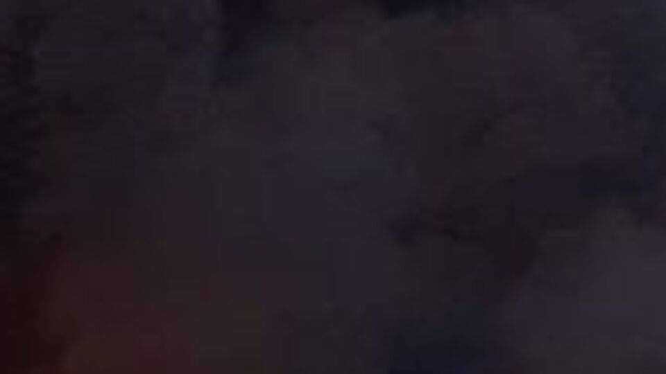 Plastik fabrikası alevlere teslim oldu